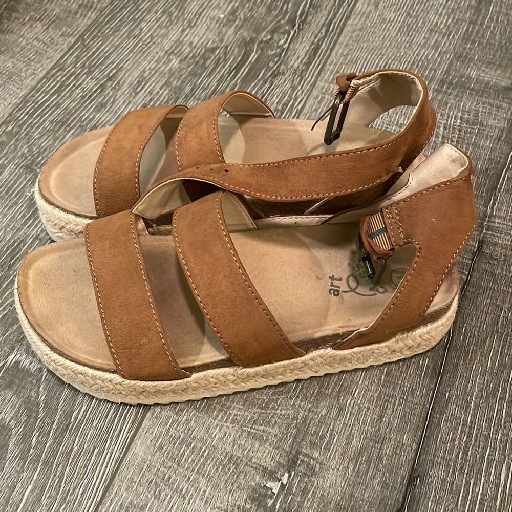 Girls sandals size 4 fit more like 5 or 5.5